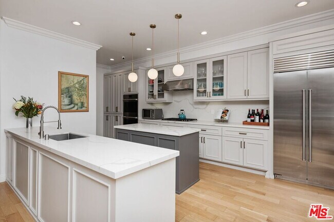 Building Photo - 2056 Kerwood Ave
