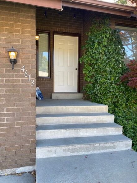 Front Porch - 4613 Porter Ave