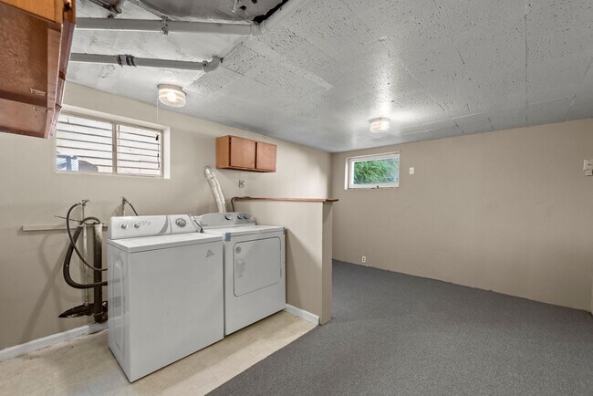 Building Photo - Private Room in Spacious 7-Bedroom, 3-Bath...