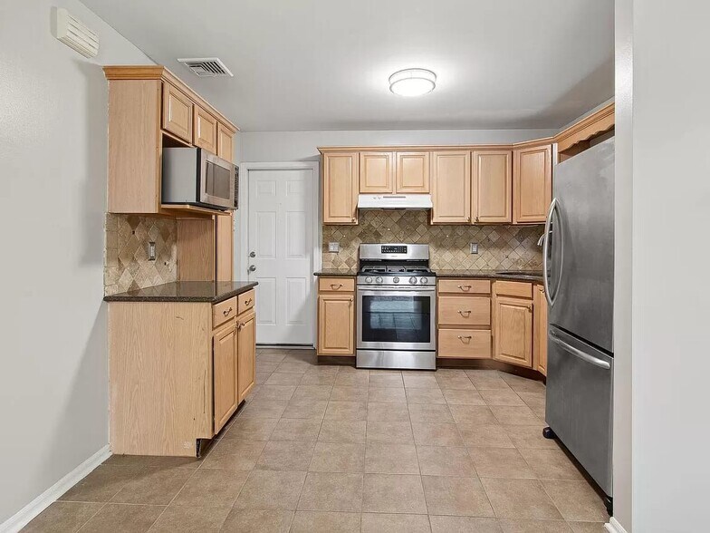 Building Photo - 275 Hamilton Pl