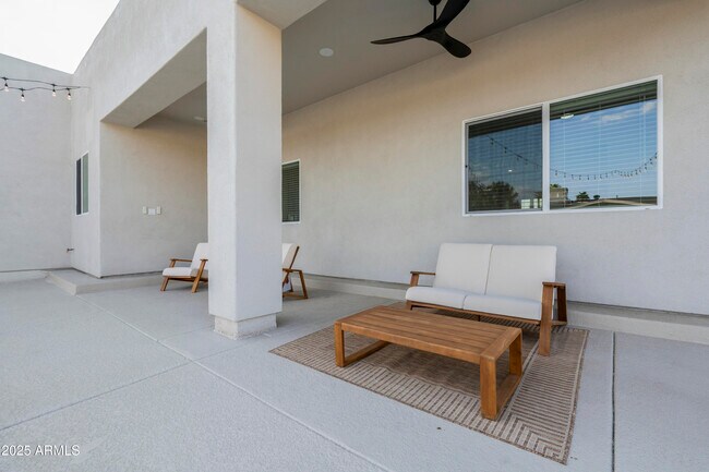 Building Photo - 5049 E Shaw Butte Dr