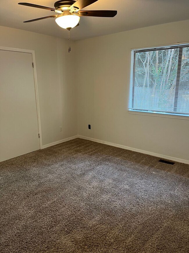 Building Photo - Beautiful Northeast Townhome!