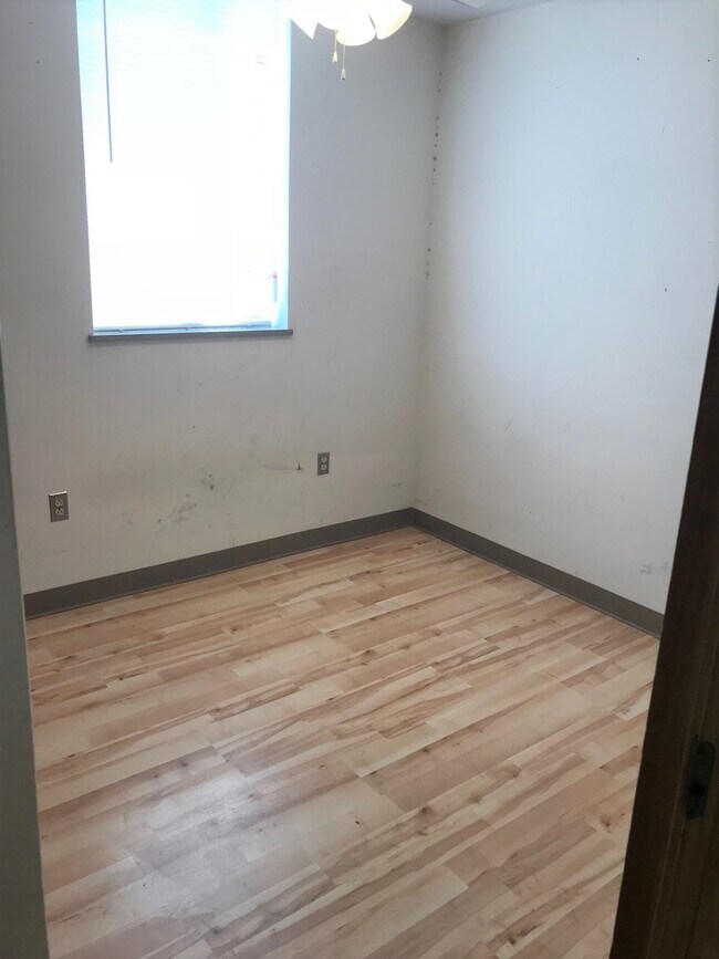 Building Photo - 2BR/1BA - East Campus - Stone's throw to Class! Water Included!