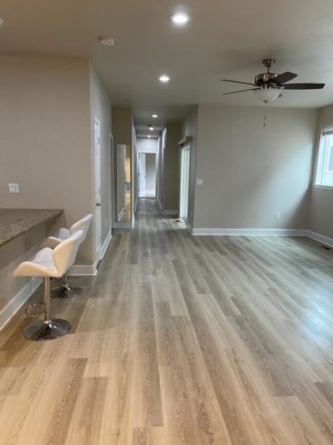 Building Photo - Lovely Townhouse in Great Location
