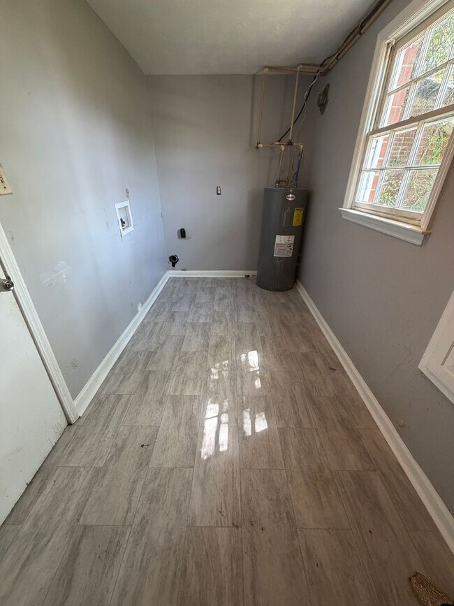 Building Photo - Large Home in Great Area