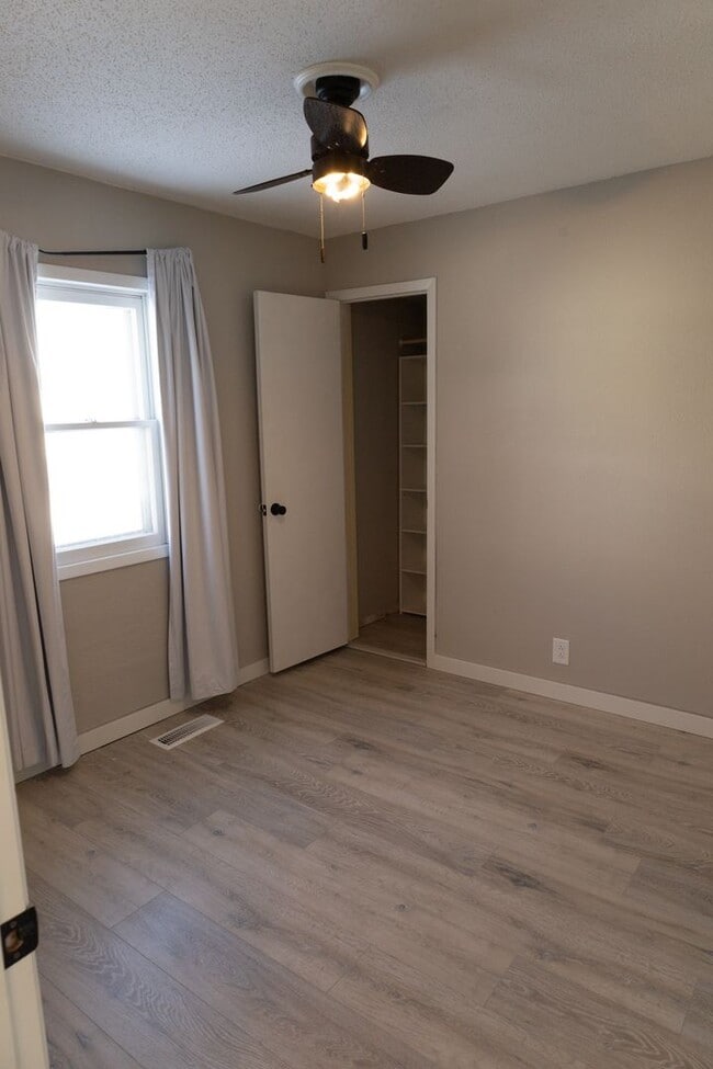 Building Photo - UPDATED 3 Bedroom 1 Bathroom single family home