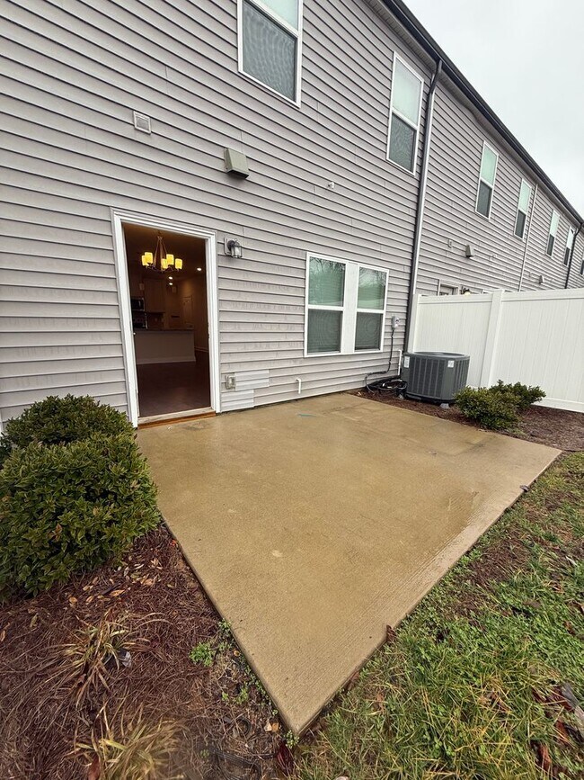 Building Photo - Three Bedroom Townhome Close to Columbia S...