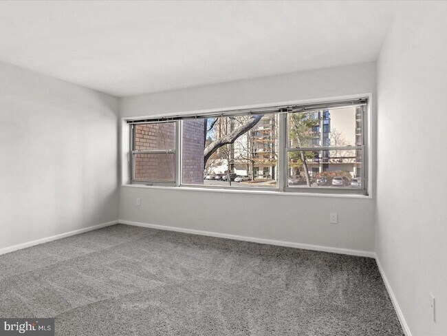 Building Photo - 33 Canterbury Square