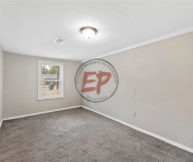 Building Photo - 213 N Oak Dr