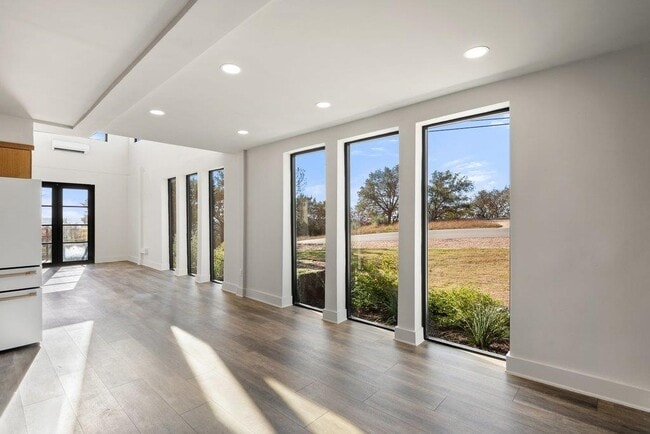 Building Photo - 8610 Grandview Dr