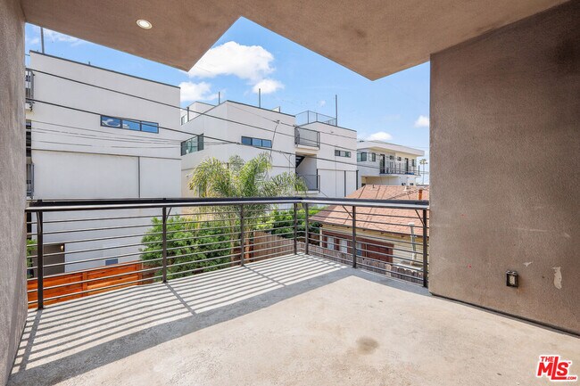Building Photo - 818 N Hobart Blvd