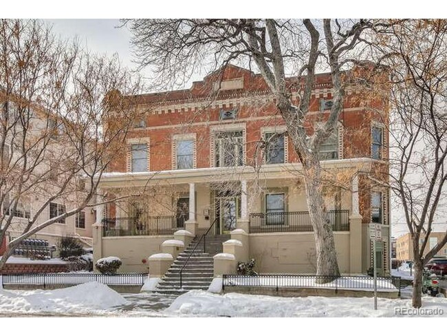 Primary Photo - Large windows and exposed brick wall