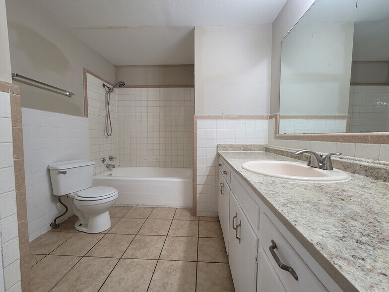 Building Photo - 703 Booker St