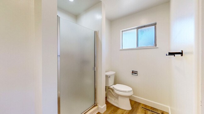 Building Photo - 1925 Leafgreen Dr