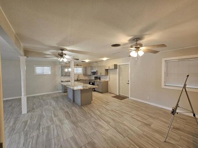 Building Photo - 2502 E Poplar Ave