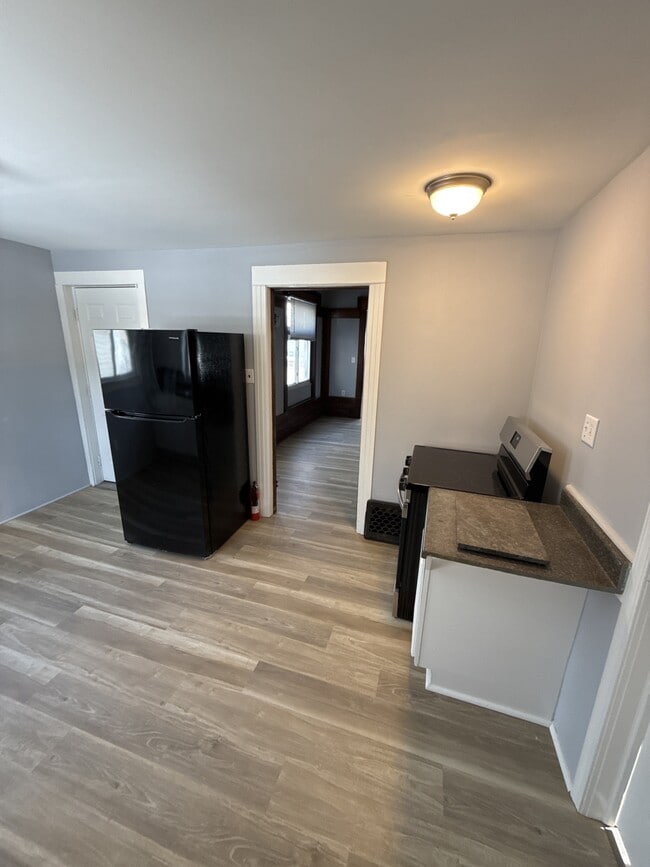 Building Photo - 913 10th St