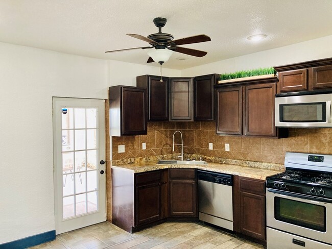 Building Photo - 104 E Waco St