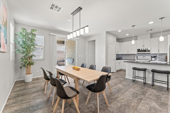 Building Photo - Luxe Sunset Retreat
