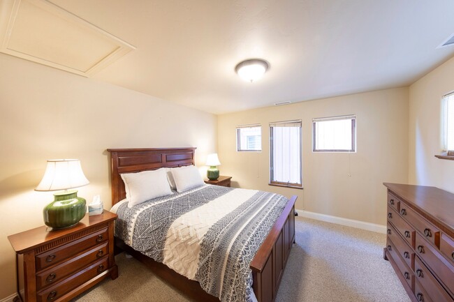 Building Photo - 627 N Bridge Dr