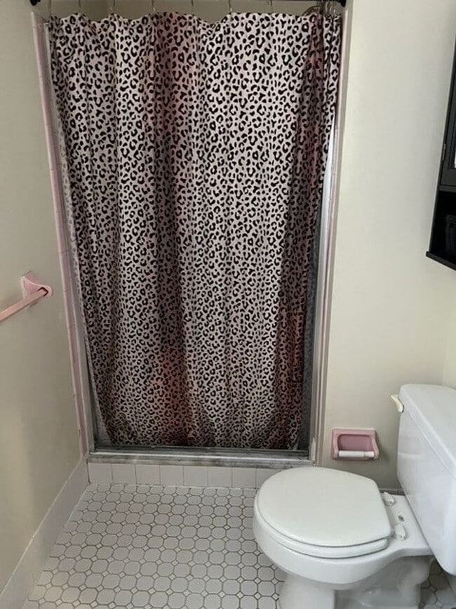 Building Photo - Stunning 6-Bedroom Home with Parking Spot and Large Yard! Available NOW!