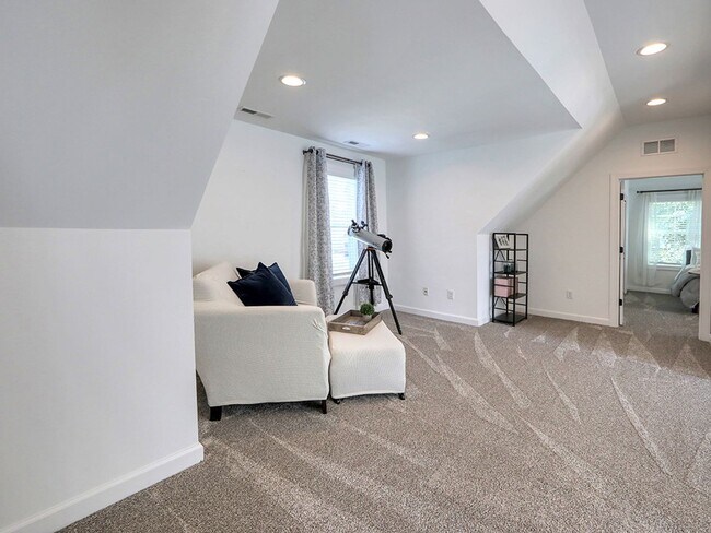 Building Photo - Spacious 3BR / 3.5BA Single family home • 2,500 Sq Ft • Baywood