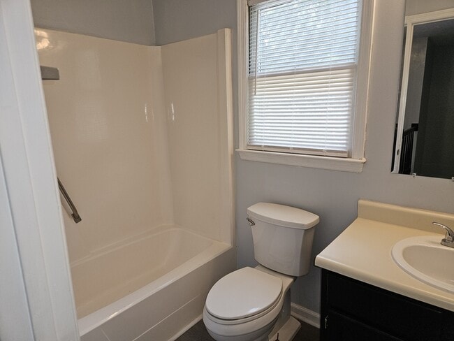 Building Photo - 1617 Hennessy Pl