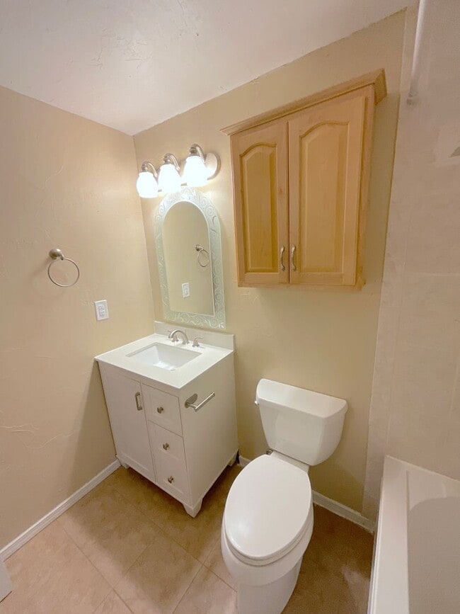 Building Photo - 4 Bedroom Home Available Near Peterson Rd & Constitution Ave!