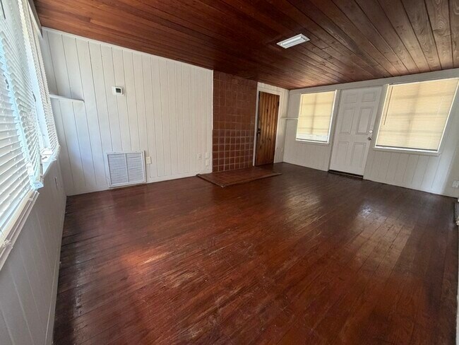 Building Photo - 3/2 Orlando Home Large Back Yard Immediate Move In!