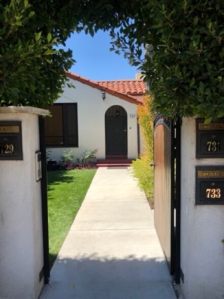 Building Photo - 729 N Harper Ave