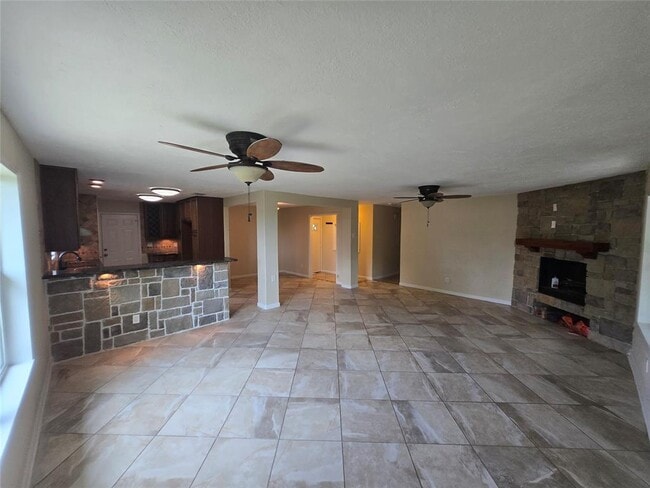 Building Photo - 2318 Green Valley Dr