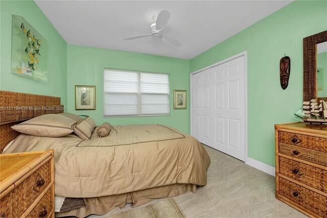 Building Photo - 2751 N Palm Aire Dr