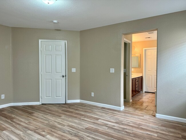 Building Photo - Spacious Living, Granite Counters, Great Location!