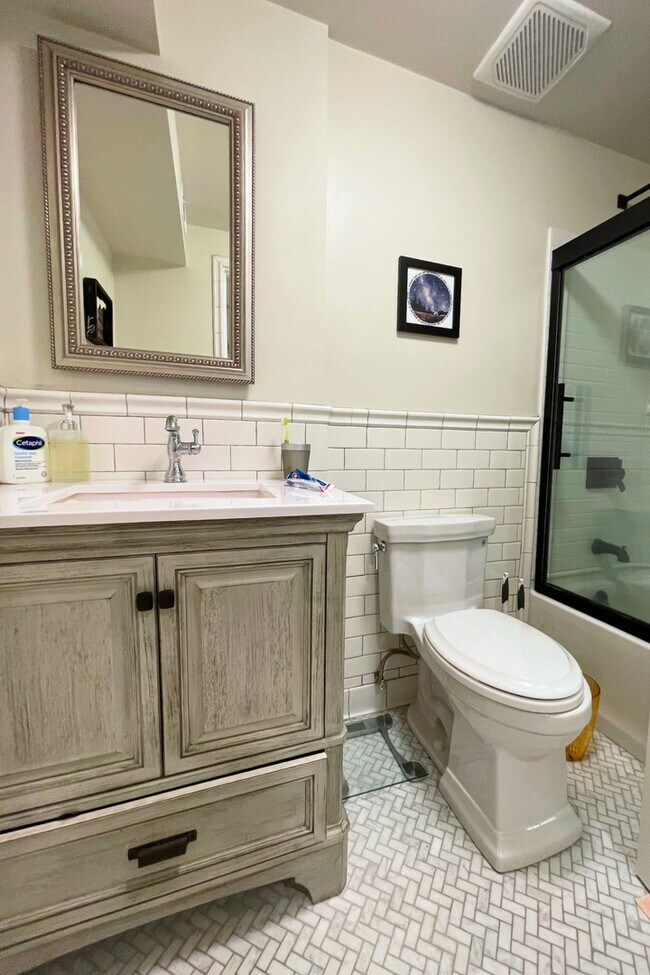 Building Photo - 3727 N Lakewood Ave