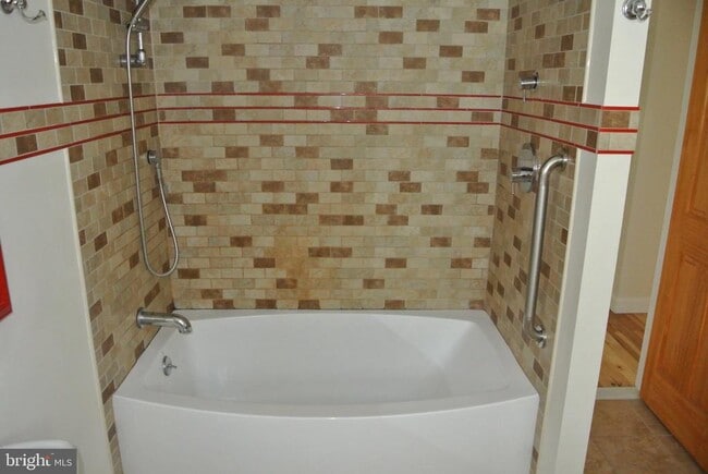 Building Photo - 6 Cobblestone Dr