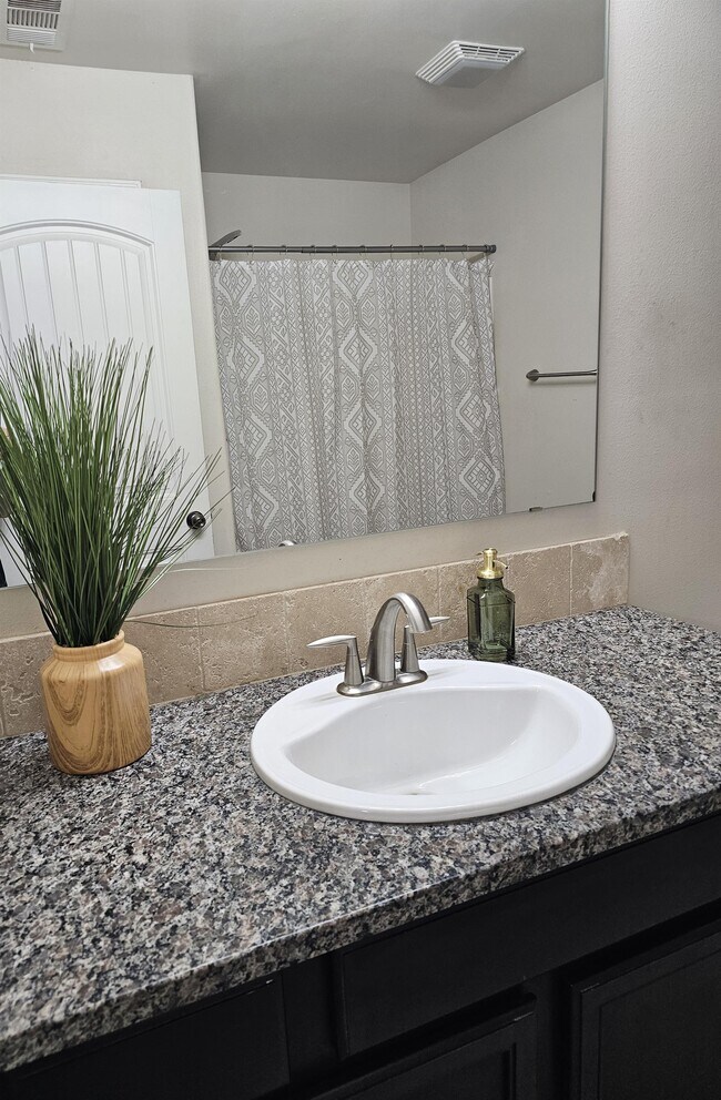 Building Photo - 806 E 93rd St