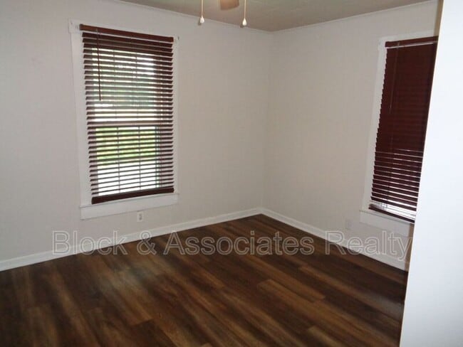 Building Photo - 405 Dobson St