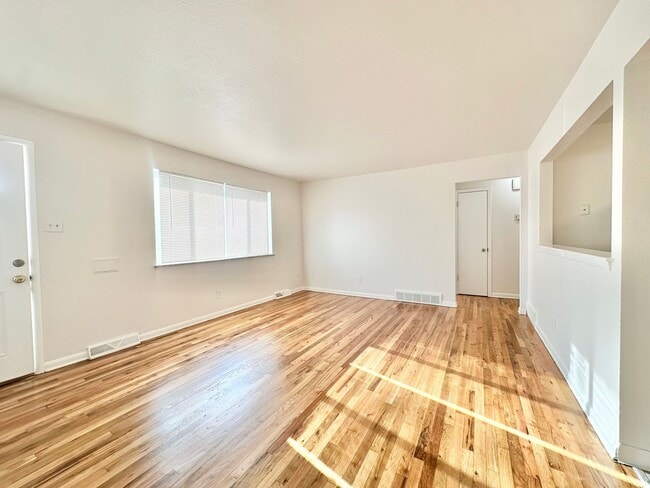Building Photo - Modern and Spacious Duplex Style Home with...