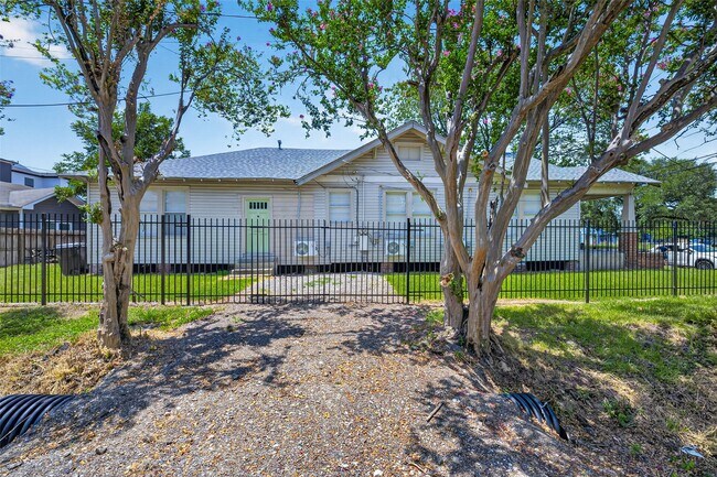 Building Photo - 3010 Garrow St