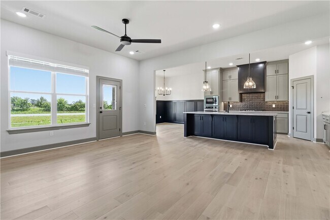 Building Photo - 980 Trestle Ln