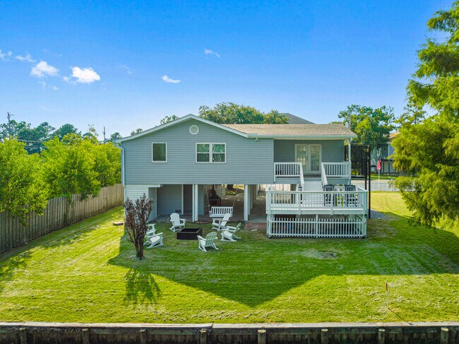 Building Photo - 806 Deer Dr
