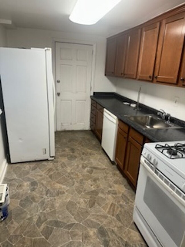 Building Photo - Beautiful Row Home for You! Washer/Dryer I...