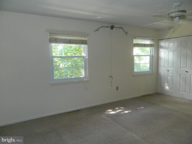 Building Photo - 17 Theo Ln