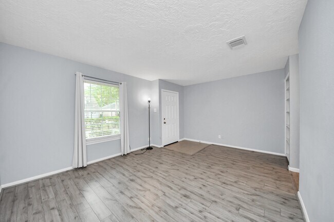 Building Photo - 10654 Hazelhurst Dr