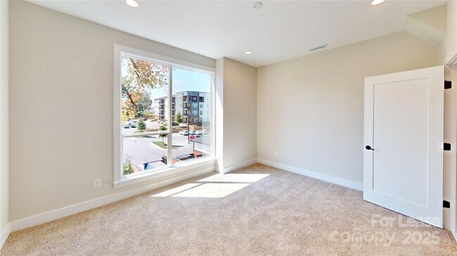 Building Photo - 407 Devender Ln