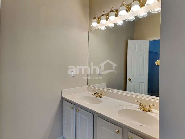 Building Photo - 1707 Arrowhead Dr