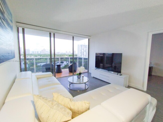 Building Photo - 3625 N Country Club Dr