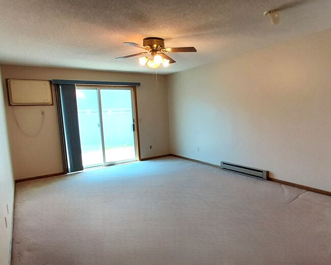 Building Photo - Nice 2 Bedroom Townhome