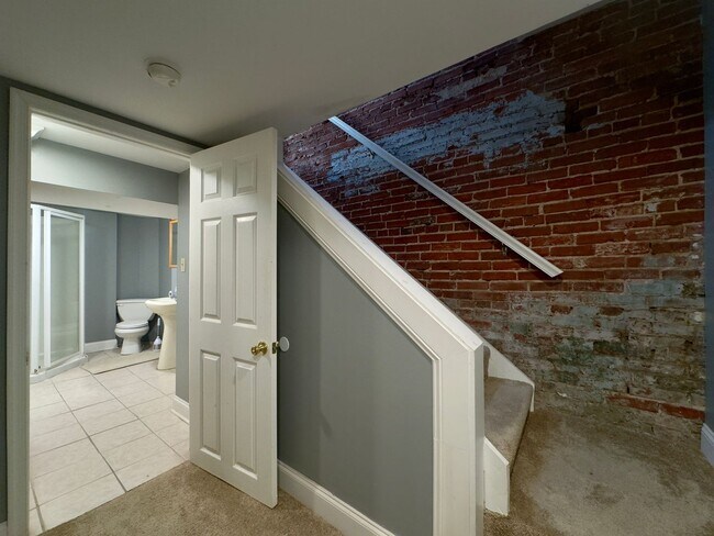 Building Photo - Charming 2Bed/2.5Bath in Washington Vilage - Extra Space in the Basement