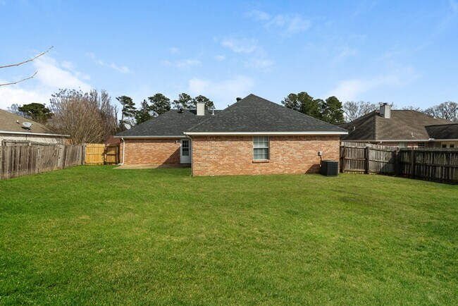 Building Photo - 549 Oak Ridge Way