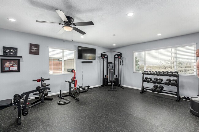Building Photo - Spacious 4-bedroom available 6/1